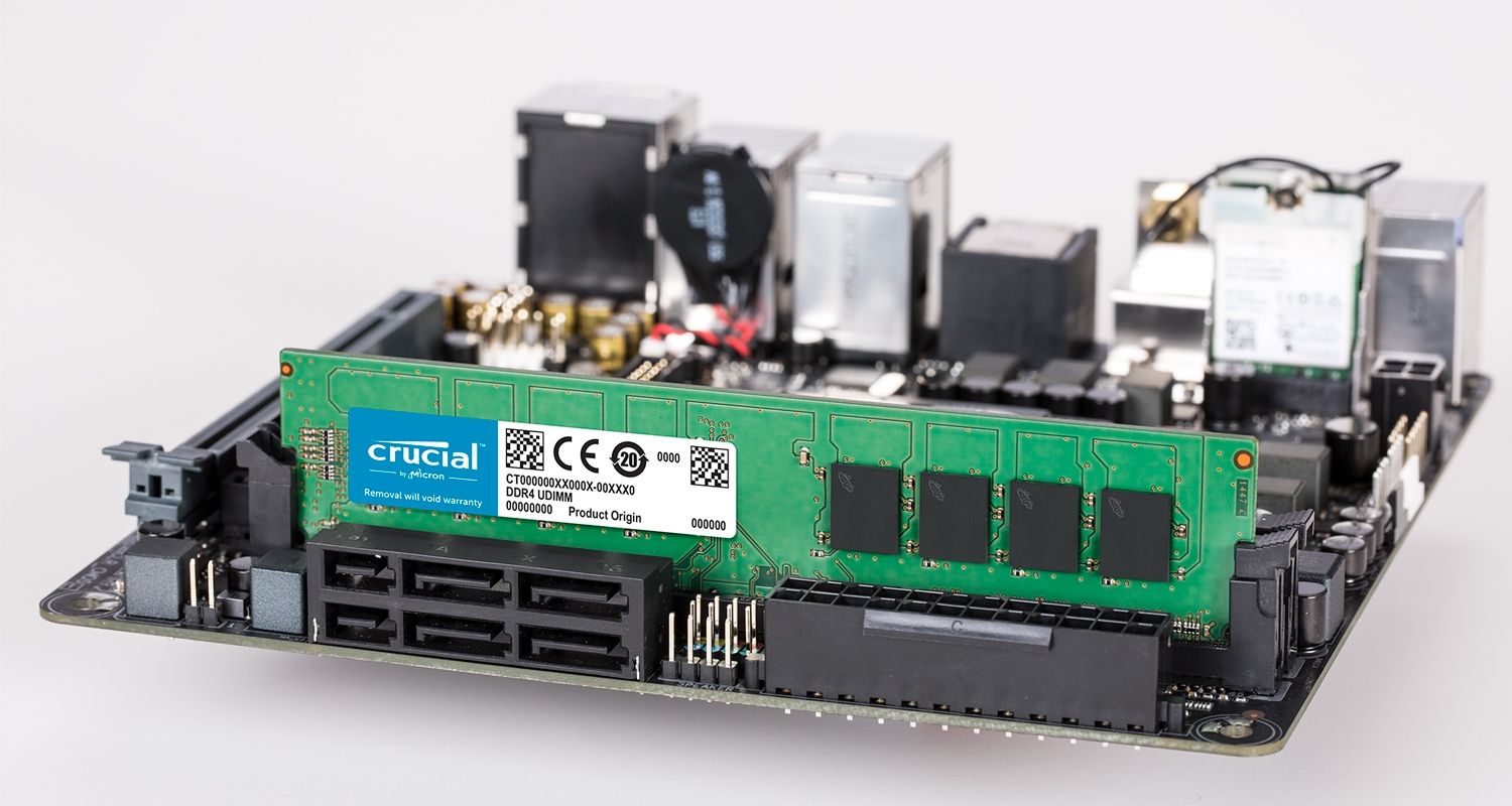 Crucial 記憶體模組與主機板。