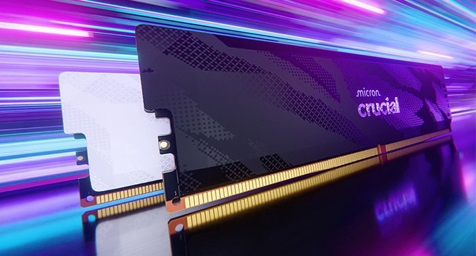 兩個 Crucial DDR5 Pro OC CL32 模組在充滿活力的藍粉紅色背景上並排顯示