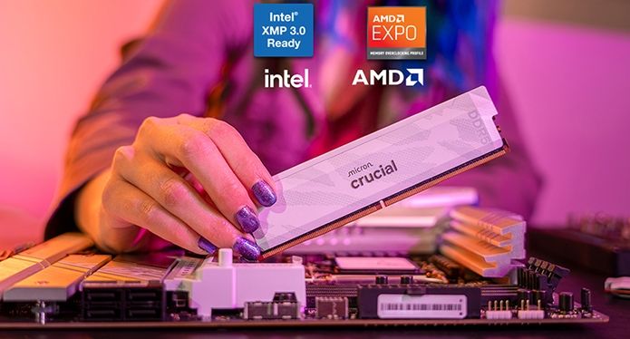 女生在粉紅色燈光有 Intel 和 AMD 標誌的房間安裝 Crucial DDR5 Pro OC CL32 白色迷彩