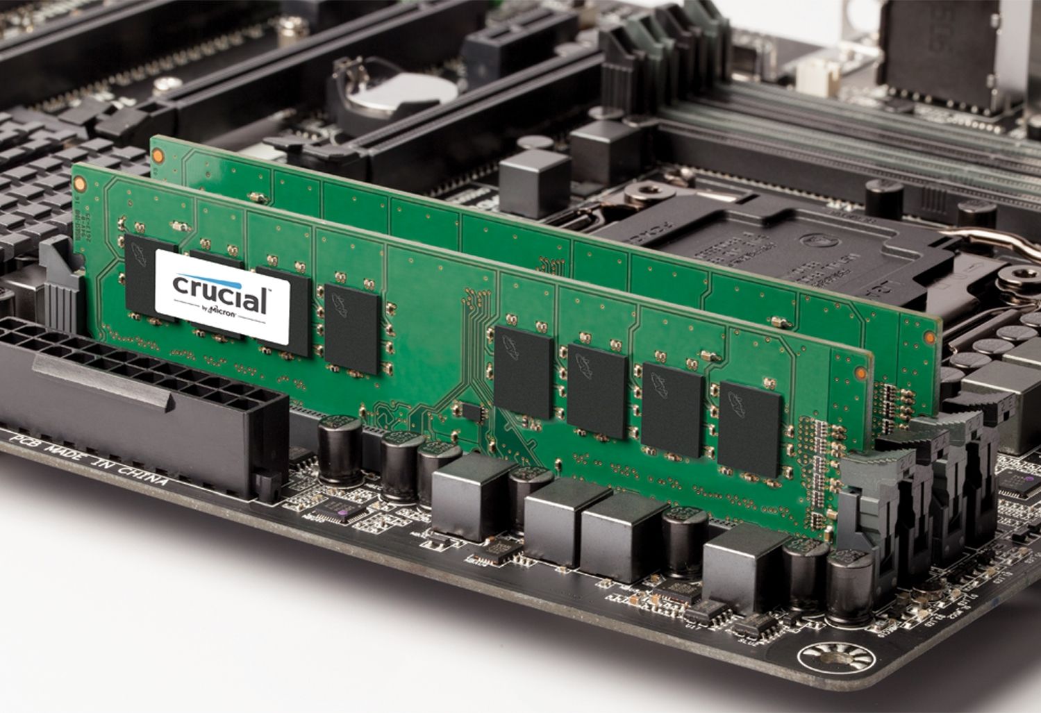 安裝於主機板上的兩組 Crucial RAM 記憶體模組