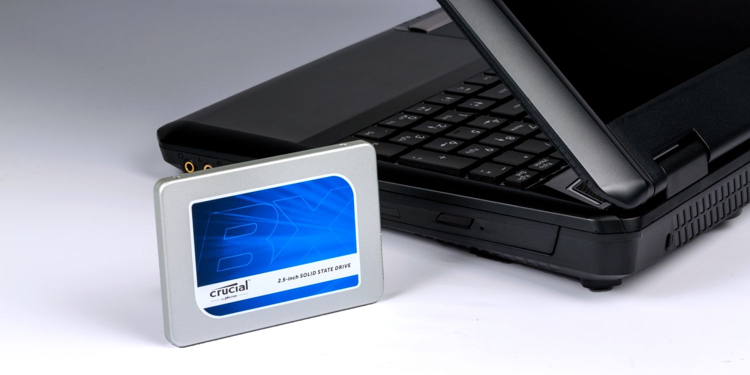 Crucial SSD 硬碟與筆記型電腦。