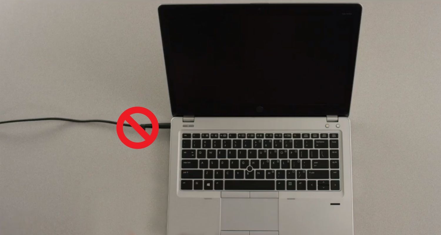 在筆記型電腦電源線上有一禁止符號,表示電源線應於安裝前移除