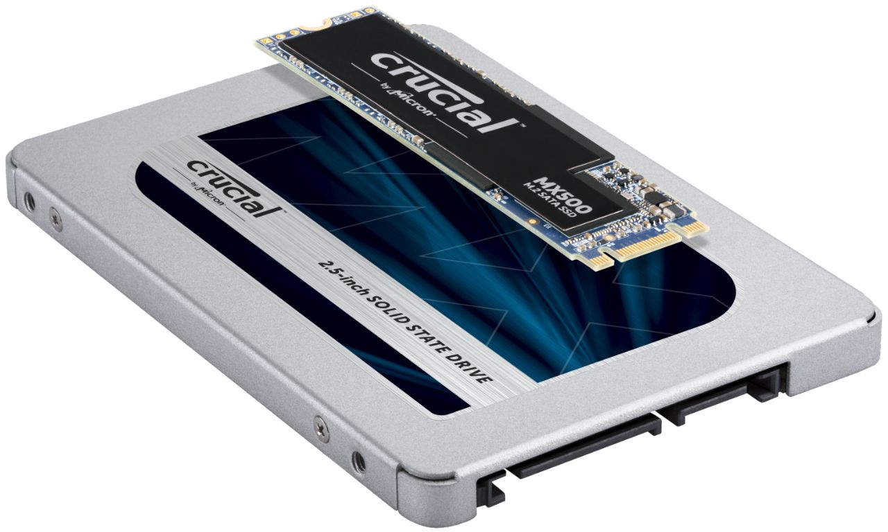 若出現兩個 Crucial RAM 記憶體模組相疊於其上，代表 SSD 模組在尺寸與形狀上的潛在差異。