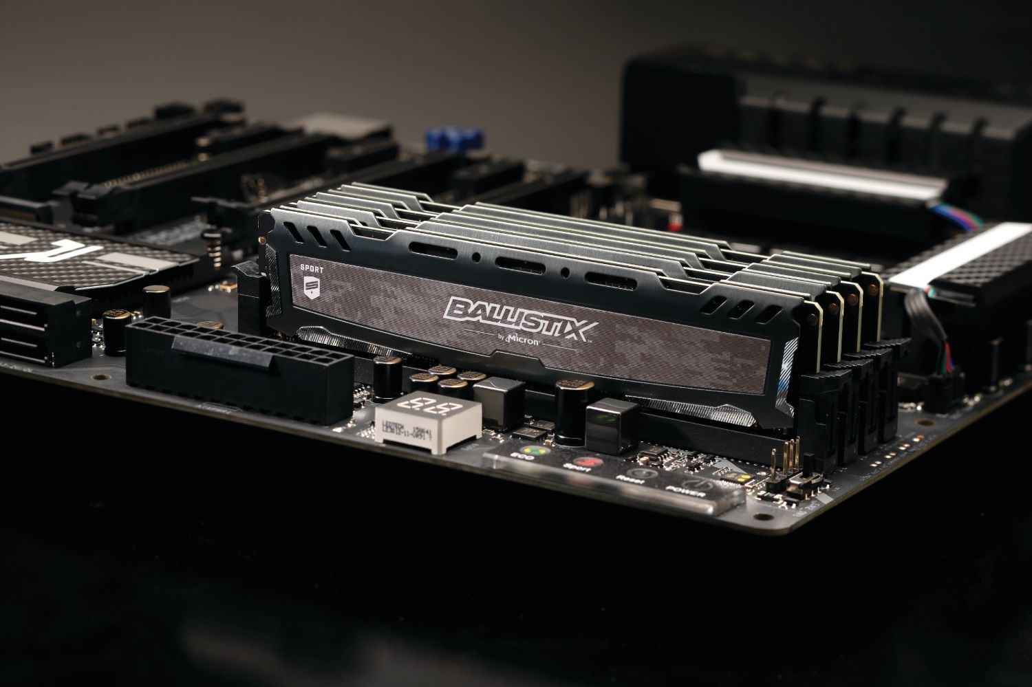 安裝在外露主機板上的 Ballistix 記憶體