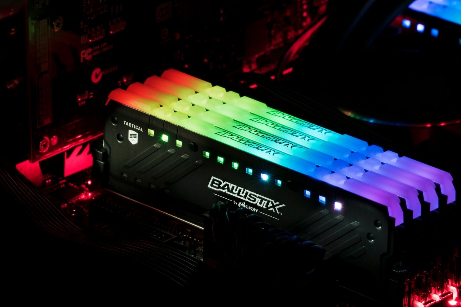 安裝於外露主機板上之 Tactical Tracer 電競記憶體,搭載彩虹發光 LED。