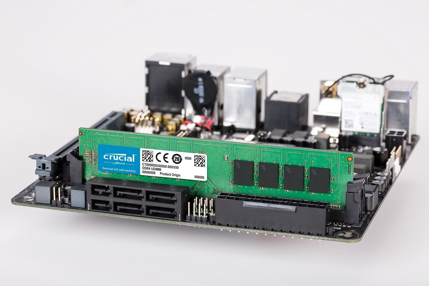 一條已安裝於電腦主機板上的 Crucial DDR4 UDIMM RAM 記憶體模組