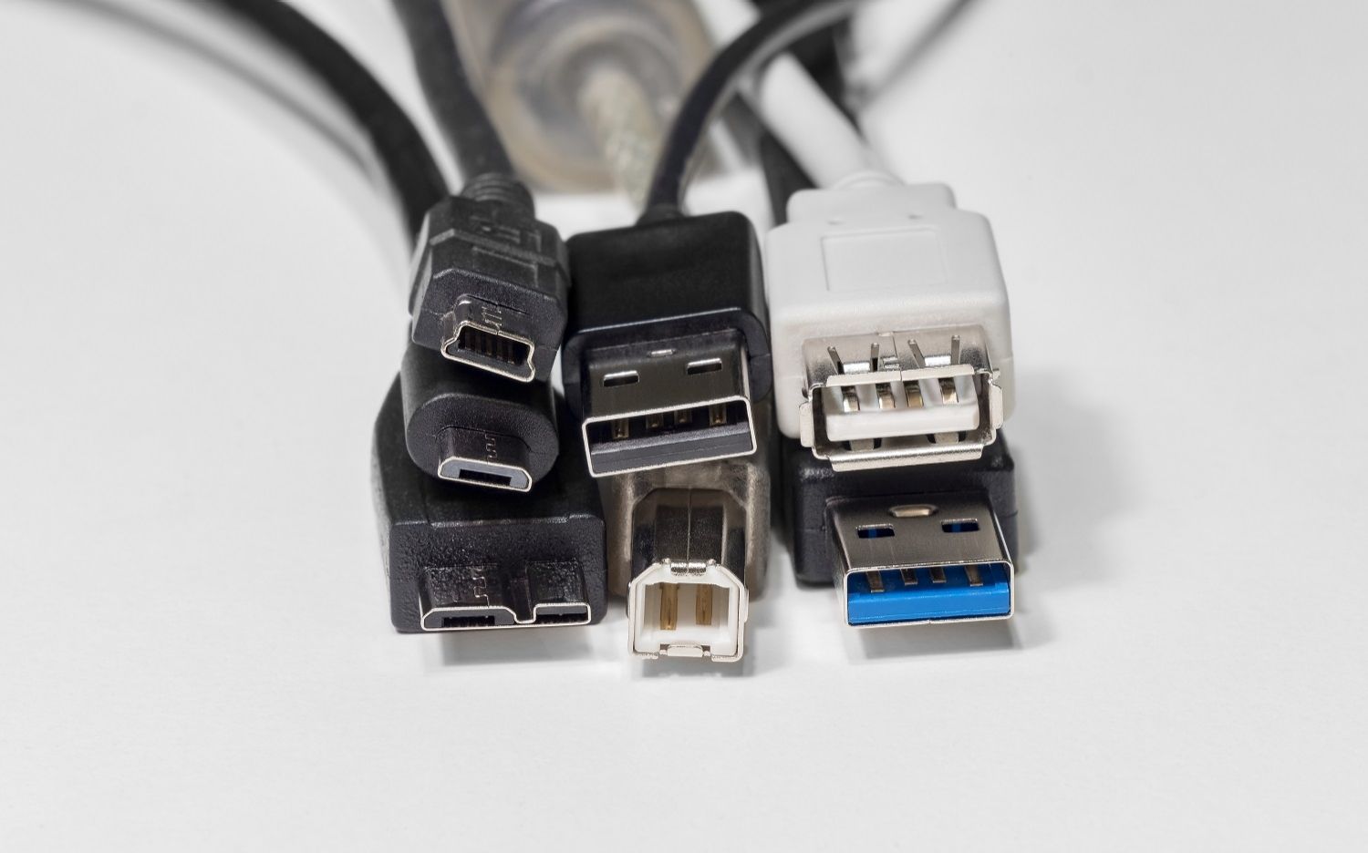 多種具有不同規格尺寸的纜線連接器