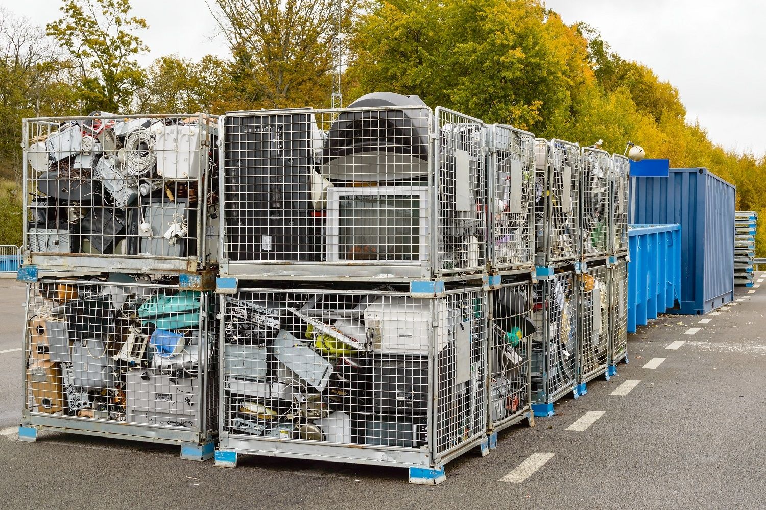 電子零件廢棄物（包括電腦）皆丟棄在資源回收筒內
