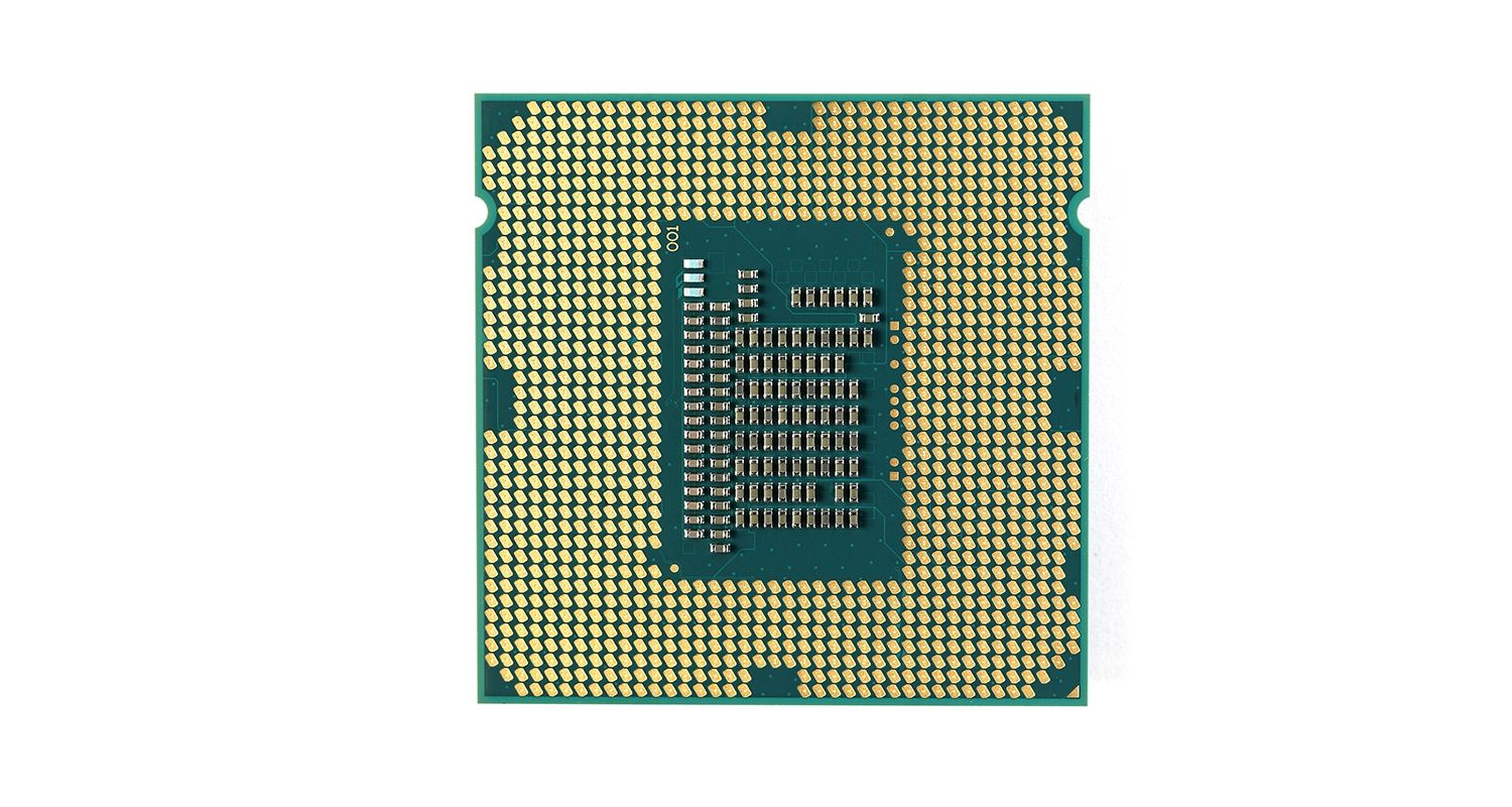 在白色背景前的電腦的中央處理器(CPU)