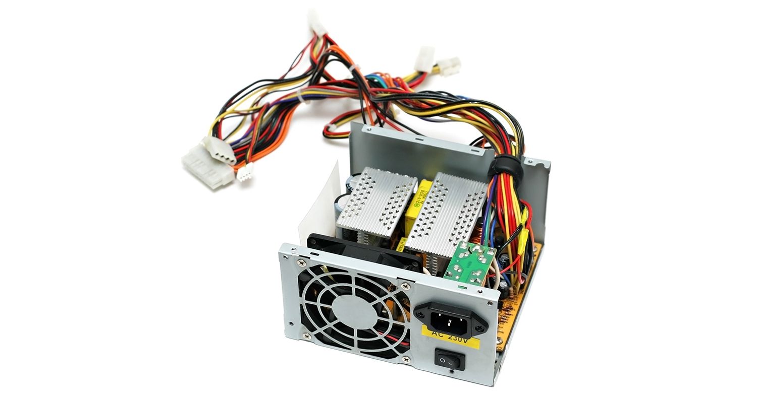 白色背景前的電腦電源供應器(PSU)