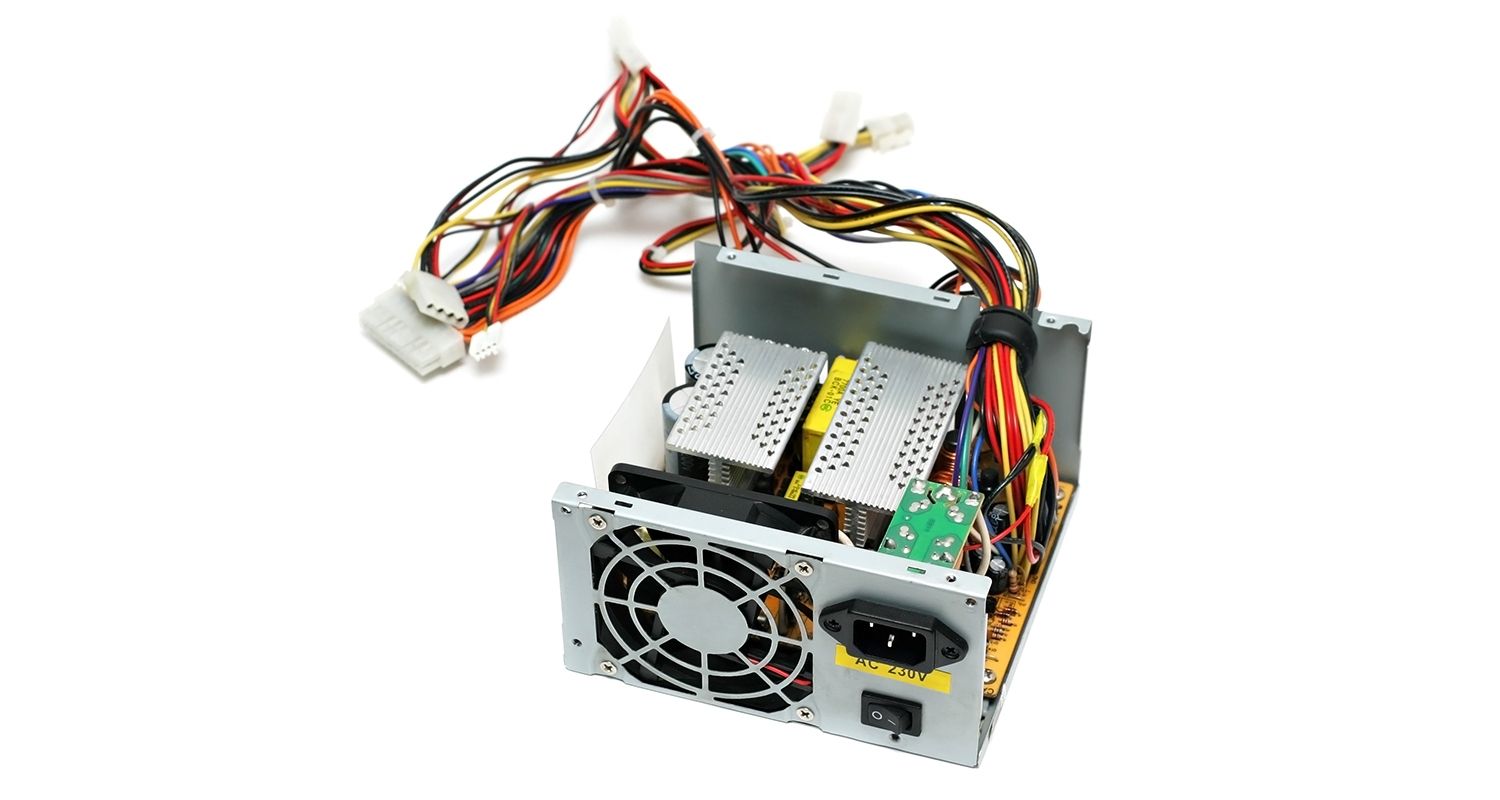 白色背景前的電腦電源供應器（PSU）